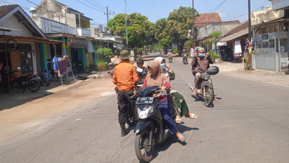 BPBD Jember Bagikan Masker pada Warga Terdampak Abu Gunung Raung