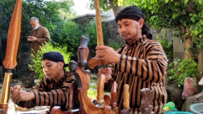 Tradisi Memandikan Keris di Gresik, Upaya Lestarikan Benda Pusaka Warisan Leluhur di 1 Suro