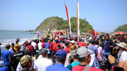 Pertama Pasca Pandemi, Warga di Lampon Banyuwangi Kembali Gelar Ritual Petik Laut dengan Meriah