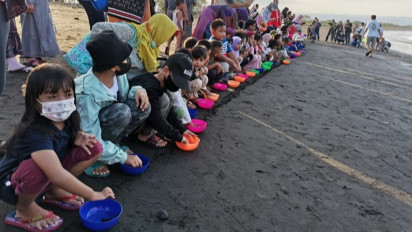Lestarikan Ekosistem Laut, Anak-anak Home Schooling Banyuwangi Lepaskan Tukik di Selat Bali