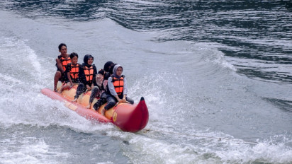 Serunya Bermain Banana Boat di Jembangan Wisata Alam Kebumen