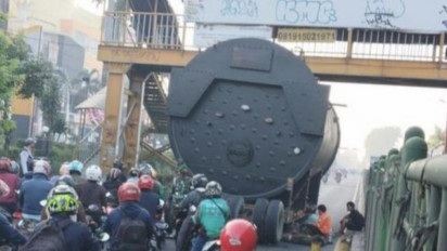 Truk Tangki Tersangkut di JPO Mal Grand Bekasi, Polisi Berlakukan Contraflow