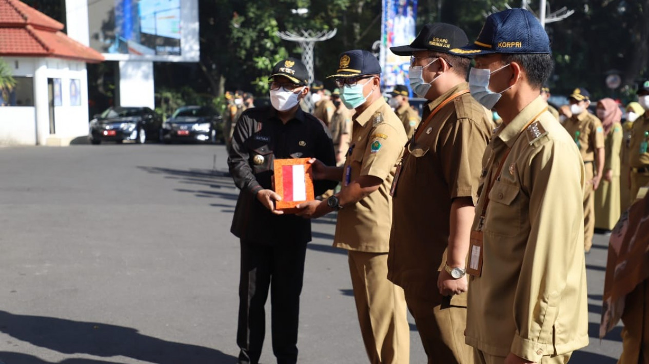 10 Juta Bendera Merah Putih Dibagikan Walikota Malang, Semarakkan HUT ke 77 RI
            - galeri foto