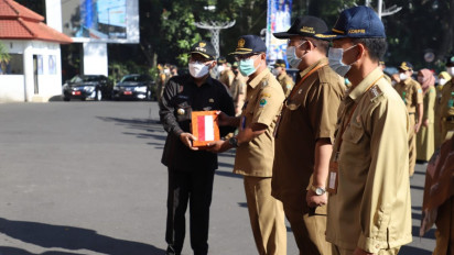 10 Juta Bendera Merah Putih Dibagikan Walikota Malang, Semarakkan HUT ke 77 RI