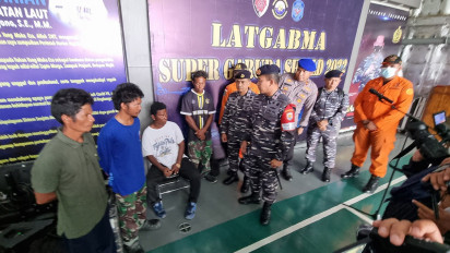 TNI AL Evakuasi 4 Nelayan Terapung Selama 3 Hari di Laut