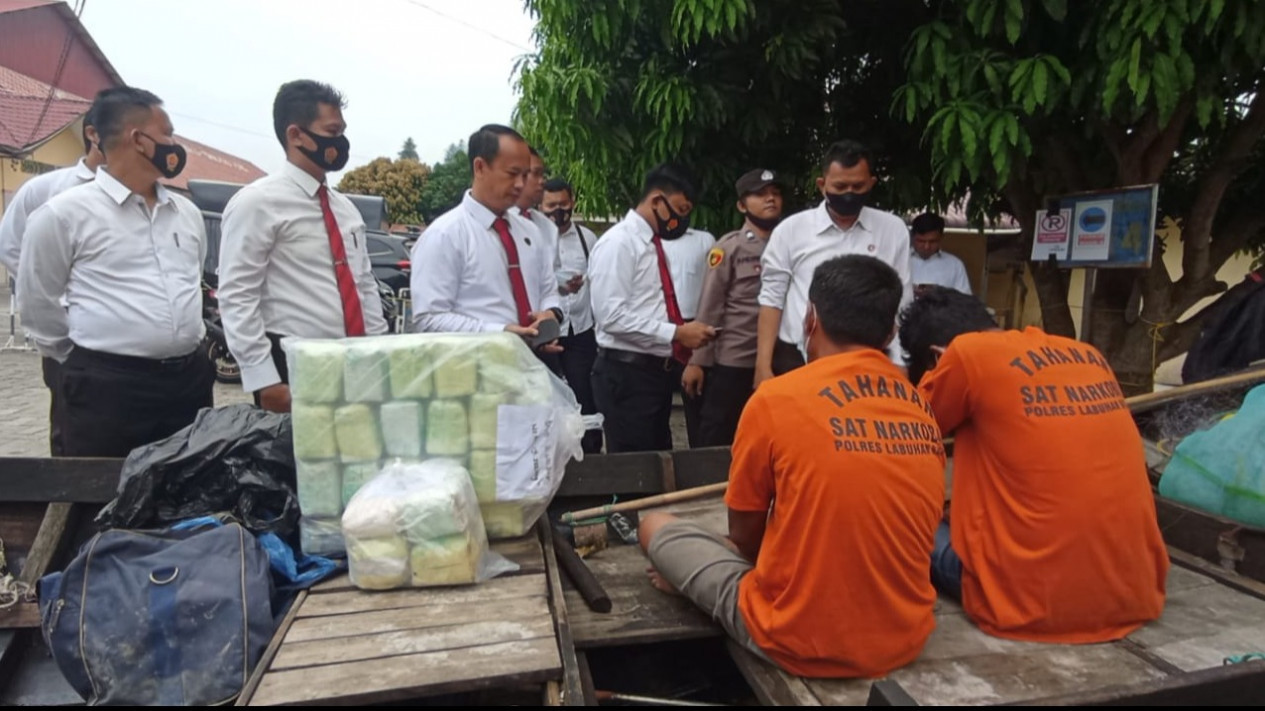 Dua Nelayan Penemu Tas Berisi 20 Kg Sabu Tak Bertuan Jadi Tersangka
            - galeri foto