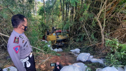 Diduga Rem Blong Truk Pengangkut Pupuk Masuk Jurang Bukit Bego Bantul