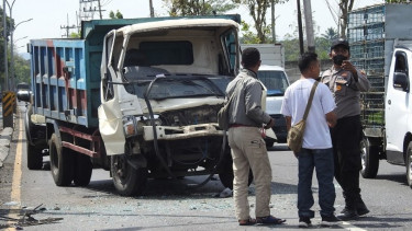 Tiga Unit Truk Terlibat Kecelakaan Beruntun di Lumajang, Satu Korban Alami Luka BeratÂ 