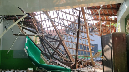 Tak Diperbaiki, Atap Kelas Sekolah Dasar Negeri 2 Bogem Magetan Roboh, Siswa Belajar di Mushola dan Perpustakaan