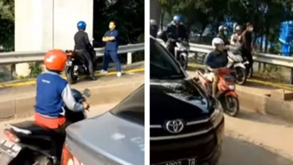 Viral Video Aksi Seorang Pria Pejalan Kaki Menghalangi Sejumlah Pengendara Motor yang Nekat Naiki Trotoar