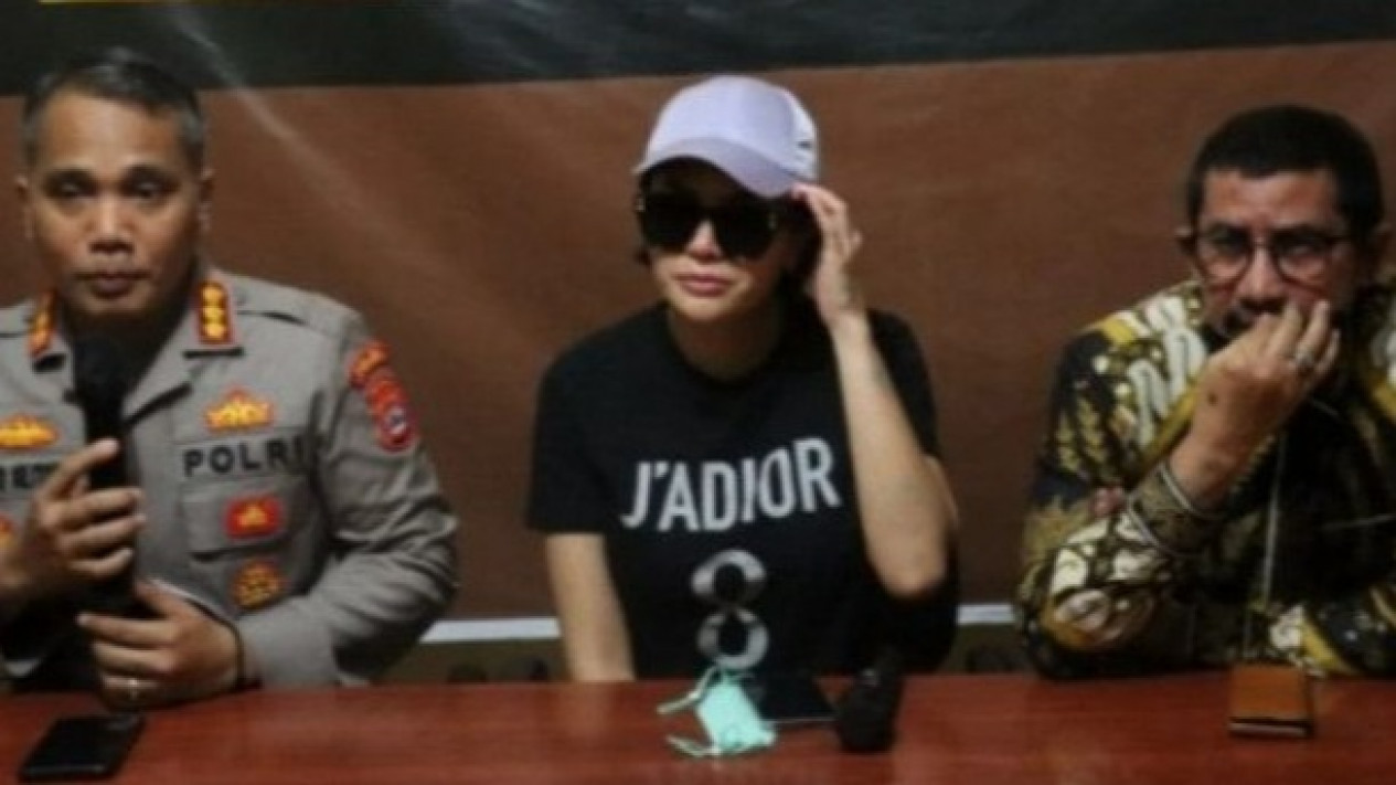 Pulang dari Thailand, Nikita Mirzani Datangi Kantor Polisi untuk Wajib Lapor
            - galeri foto