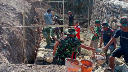 TNI Bangun Desa, Buka Jalan Baru dan Buat Gorong-Gorong di Poto Tano Sumbawa Barat