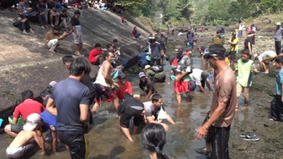 Ratusan Warga Turun ke Sungai untuk Tangkap Ikan di Festival Kalisat 2022