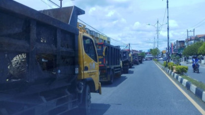 Antrian Kendaraan mengular Ratusan Meter Imbas Kelangkaan Solar di Meulaboh