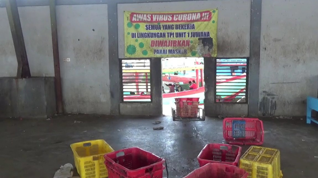 Harga Solar Mahal, Ratusan Kapal Ikan di Pati Tidak Melaut, TPI Juwana Sepi
            - galeri foto