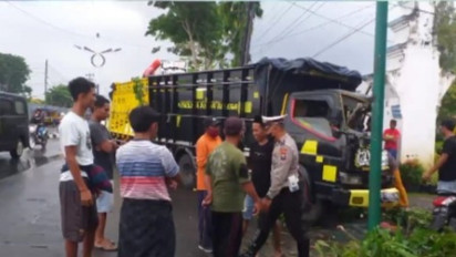 Diduga Mengantuk, Truk Muatan Pasir Tabrak Pohon di Jalan Utama Sampang, Madura