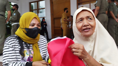 Kisah Nenek Kusminah, Rela Antre dari Pagi Demi Bendera Merah Putih