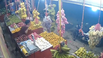 Pak Polisi Tolong, Ada Preman di Karawang Ngamuk di Toko Buah Terekam CCTV