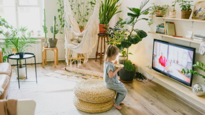 Ini Bahayanya Saat Waktu Makan Anak Menonton Gawai