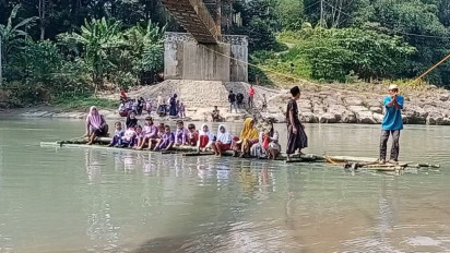 Sling Jembatan Gantung Putus, Iroh dan Teman-teman Terpaksa Naik Rakit untuk Bersekolah