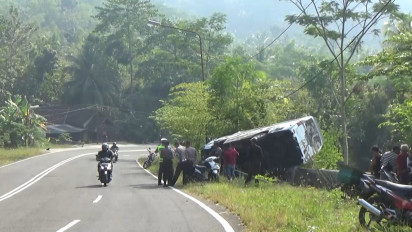 Sopir Mengantuk, Mobil Elf Tabrak Pengendara Motor di Jalur Solo-Pacitan. 3 Luka