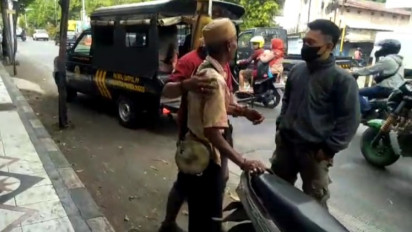 Aksinya Viral Sawer Biduan Dangdut, Kakek Pengamen Diamankan Satpol PP di Probolinggo