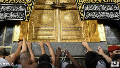 Momen Mengharukan ketika Jemaah Akhirnya Bisa Kembali Mencium Hajar Aswad