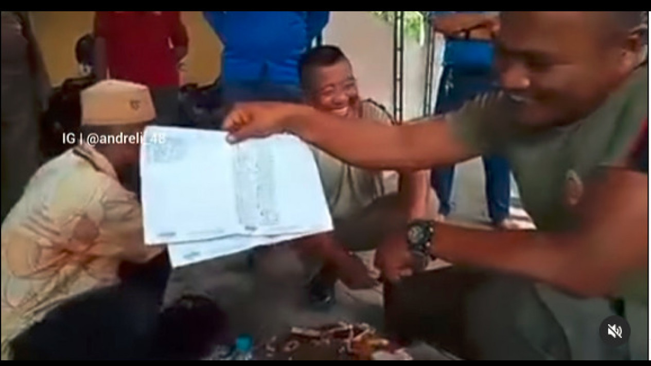 Viral, Kakek Pengamen Punya Uang Rp 60 Juta, Dihutangkan ke Warga
            - galeri foto