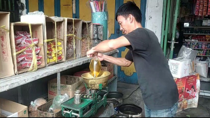 Harga Minyak Goreng Mulai Turun, Pedagang Raup Keuntungan