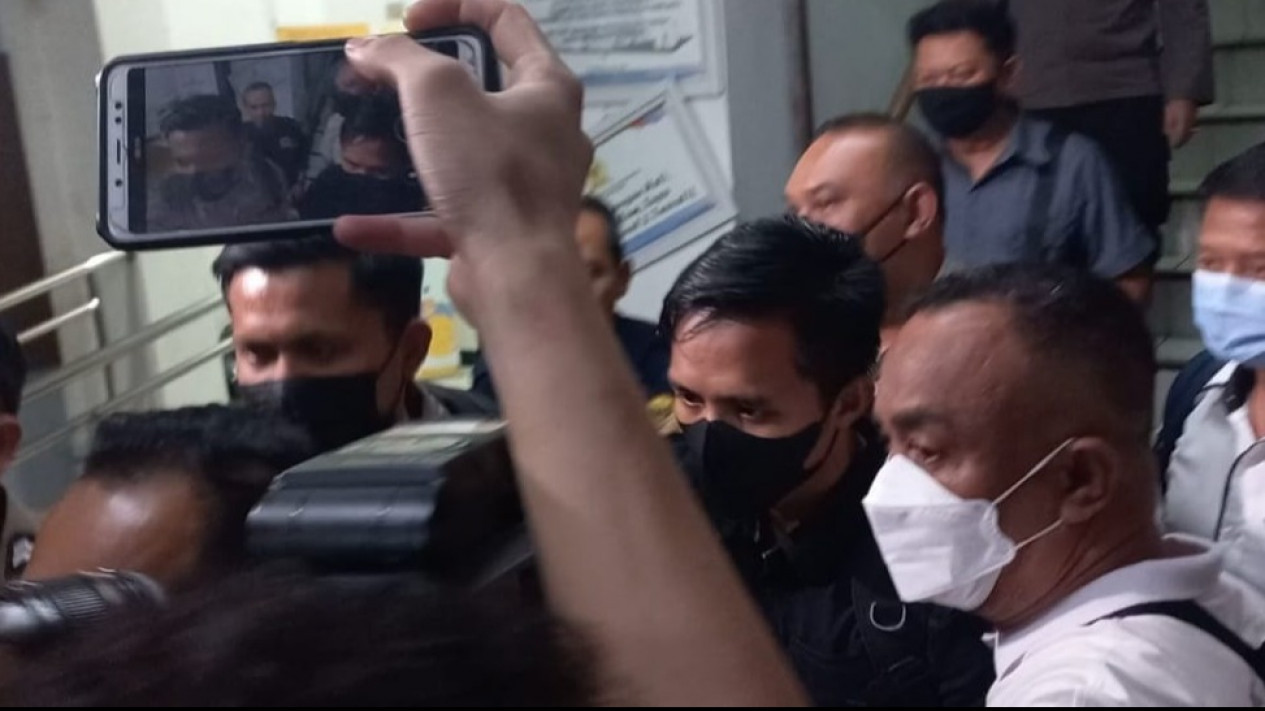 BREAKING NEWS: Bharada E Jadi Tersangka Penembakan Brigadir J, Bakal Ada Tersangka Lainnya?
            - galeri foto