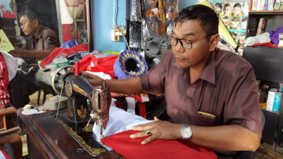 Momen HUT RI, Penjahit Bendera di Medan Banjir Pesanan hingga ke Luar Kota