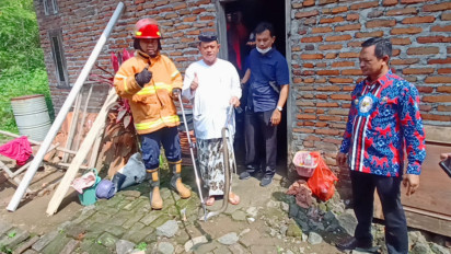 Dramatis, Petugas Tangkap Ular Kobra yang Bersarang di Kamar Warga