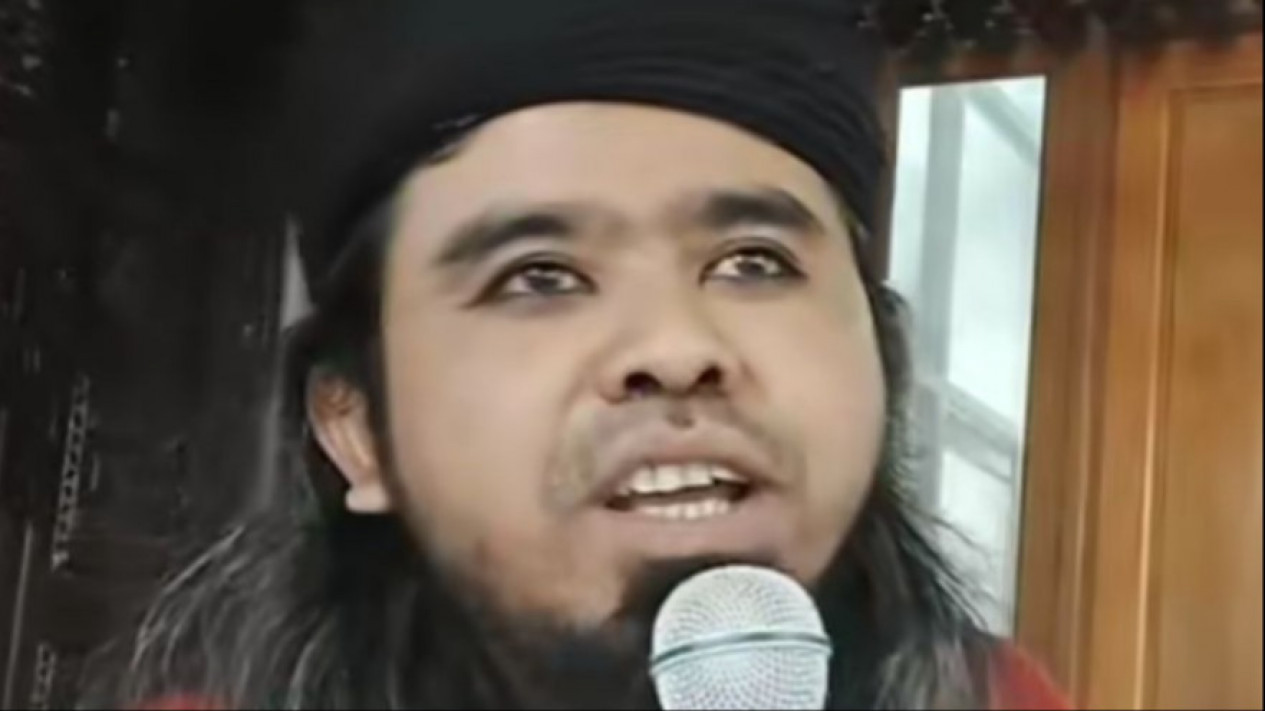 Trik Sulapnya Dibongkar Pesulap Merah, Inilah Sosok Gus Samsudin yang Disebut Memiliki Kekuatan Spiritual yang Bisa Membakar Makhluk Halus
            - galeri foto