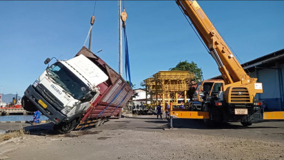 Truk Tronton Terguling saat Hendak Keluar Kapal, 1 Orang Penumpang Tercebur ke Laut