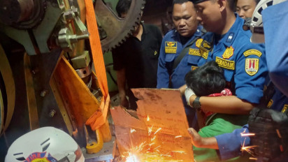 Dramatis, Petugas Damkar Evakuasi Tangan Pekerja di Semarang yang Terjepit Mesin Press