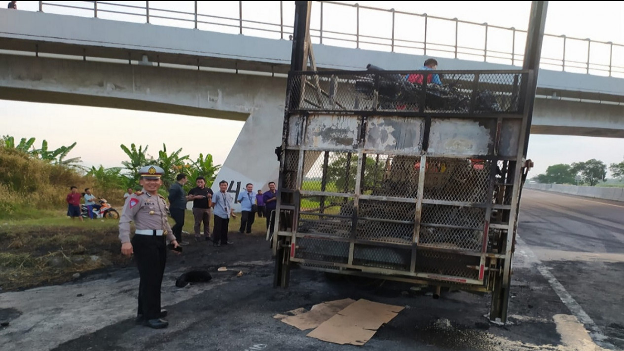 Waduh! Belasan Sepeda Motor Klasik yang Diangkut Sebuat Truk Ekspedisi Ludes Terbakar di Tol Pejagan Brebes
            - galeri foto