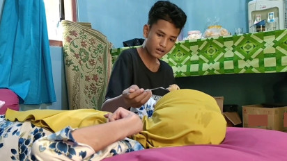 Bikin Haru, Seperti Inilah Kisah Seorang Pelajar di Kulon Progo Merawat Bibinya yang Lumpuh
