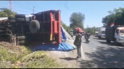 Diduga Rem Blong, Truk Muatan Semen Terguling, 1 Orang Tewas