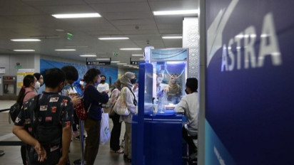 Kolaborasi Astra dan Arkiv Vilmansa Berikan Keceriaan pada Pengunjung Stasiun MRT Setiabudi Astra