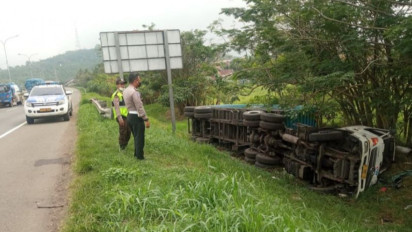 Diduga Mengantuk, Truk Terperosok di Tol Tangerang-Merak Akibatkan Sopir Tewas