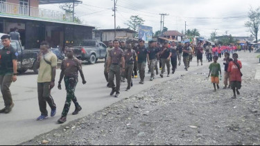 Jelang HUT RI ke 77, TNI-Polri di Yakuhimo Jaga Kekompakan dengan Olah Raga Bersama
