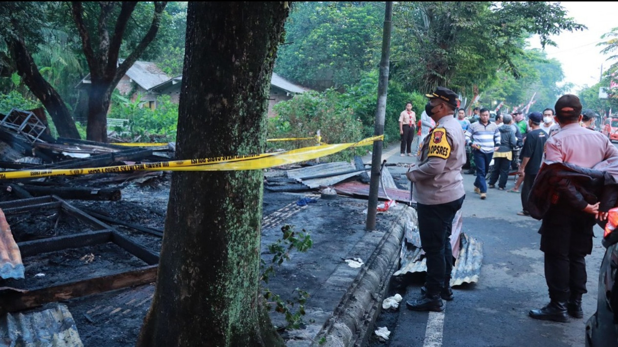Kios Handphone Terbakar, Ibu dan Anaknya Tewas
            - galeri foto