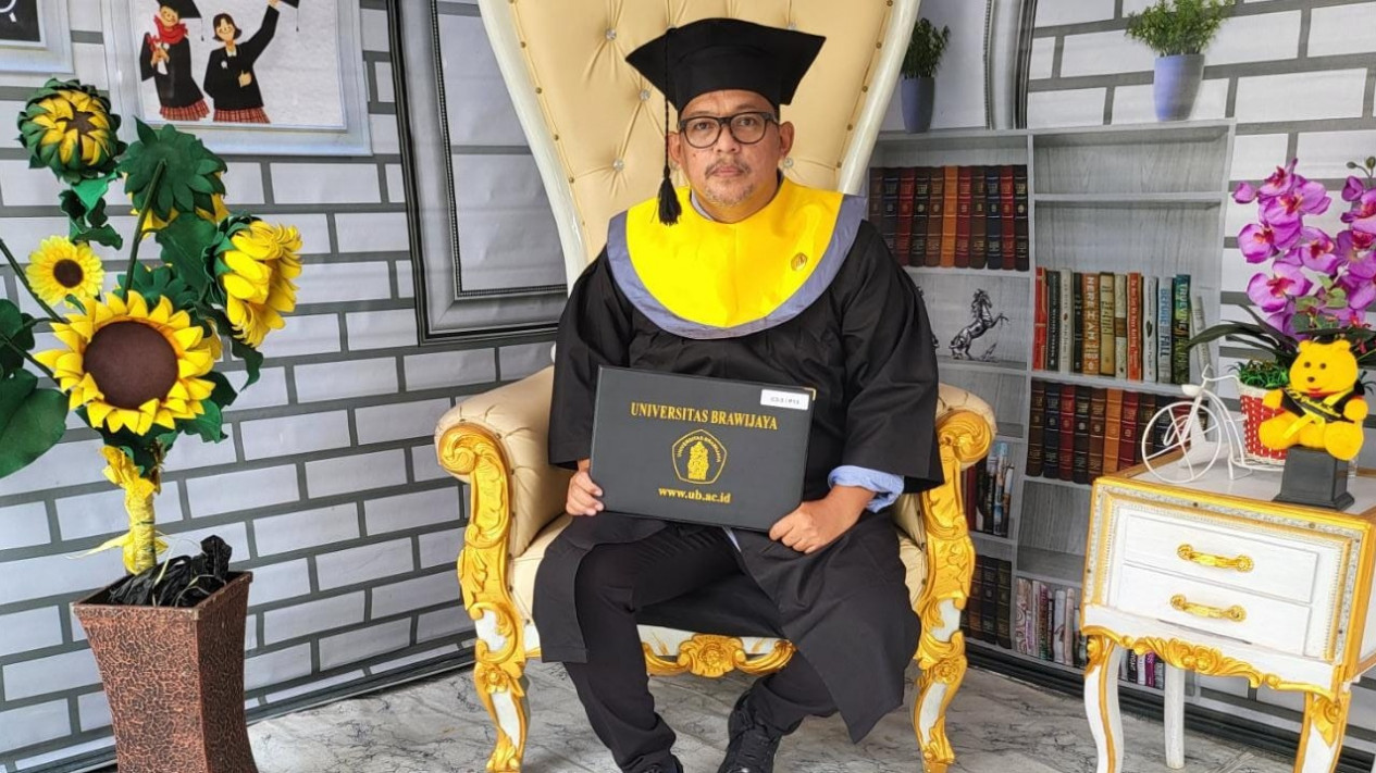 Eksponen 98 Raih Gelar Doktor Ilmu Administrasi dari Universitas Brawijaya
            - galeri foto