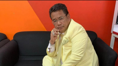 Salut! Momen Hotman Paris Memborong Dagangan Kakek Tunanetra Penjual Kerupuk, Netizen: Gua Demen, Daripada Joget-Joget