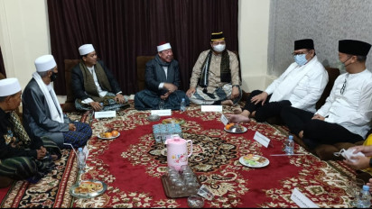 Bertemu Ulama Pesantren Buntet Cirebon, Menko Perekonomian Airlangga Hartarto Usul Pesantren Bangun Pabrik Sendal Jepit