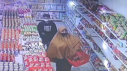 Emak-Emak dan Anaknya Kompak “Ngutil” Sembako di Minimarket, Aksi Terekam CCTV