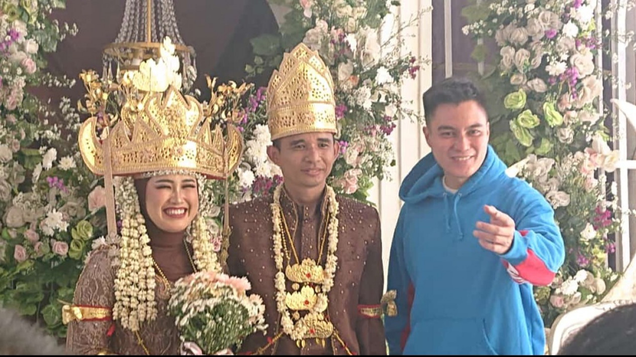 Gegerkan Warga, Baim Wong Hadiri Pernikahan Pasangan Wartawan di Lampung
            - galeri foto