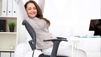 Terlalu Lama Duduk Saat Bekerja dapat Berisiko Penyakit Serius, Kurangi dengan Gerakan Sederhana Berikut