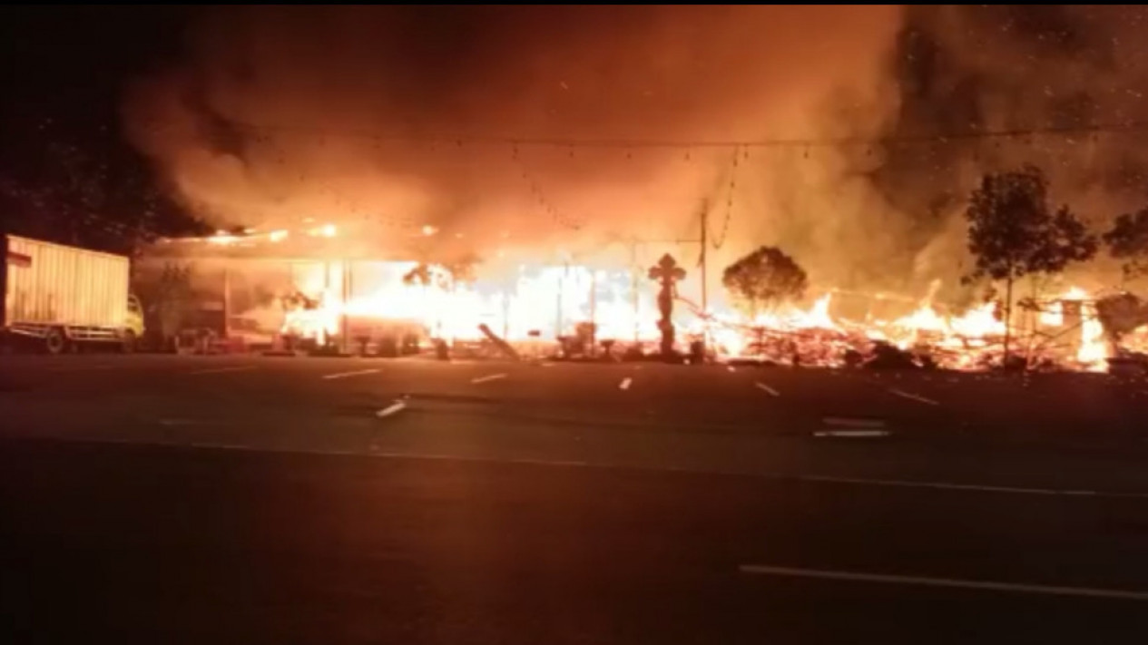 Diduga Lupa Matikan Tungku, Rest Area dan Rumah Makan di Garut Terbakar
            - galeri foto