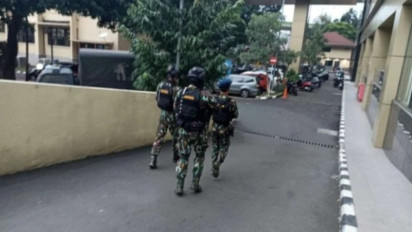 Puluhan Anggota Brimob Berbaju Loreng dan Bersenjata Lengkap Bersiaga di Bareskrim Polri